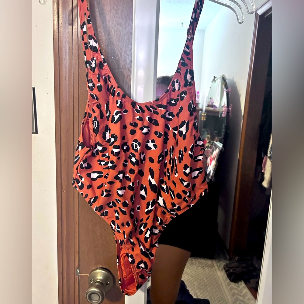 Fabletics cheetah one piece swimsuit size large NWT